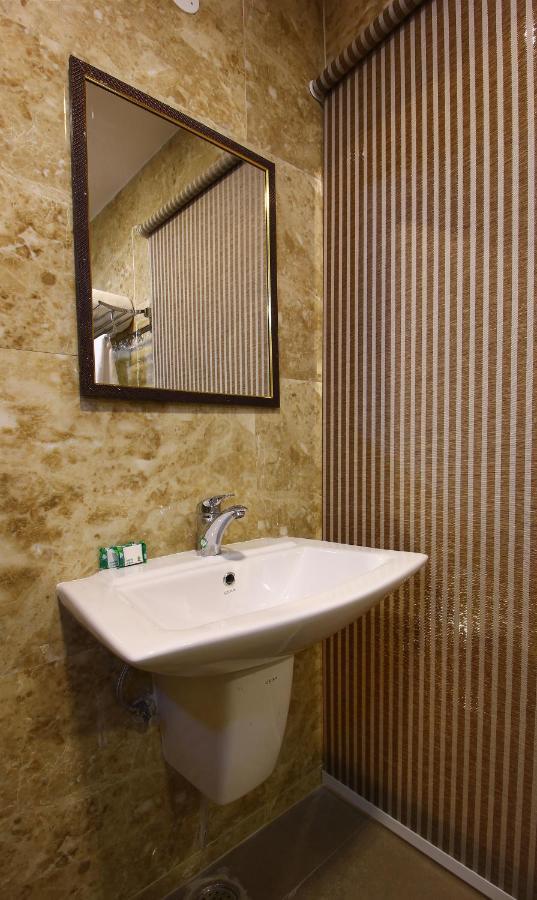 Treebo Address Inn, Banjara Hills Hyderabad Exteriör bild